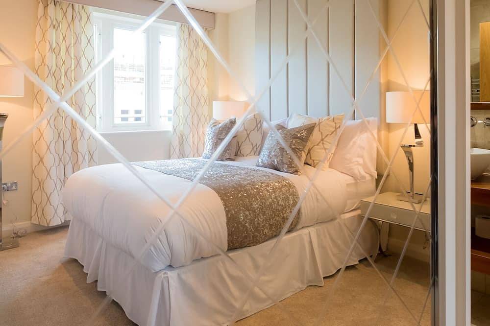 Entire apartment, Award winning apartment, central and riverside with terrace and free car parking in Durham, County Durham