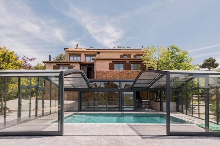 Casa de vacaciones para 20 personas, con Balcón y Terraza además de Jardín y Piscina en Robledo de Chavela