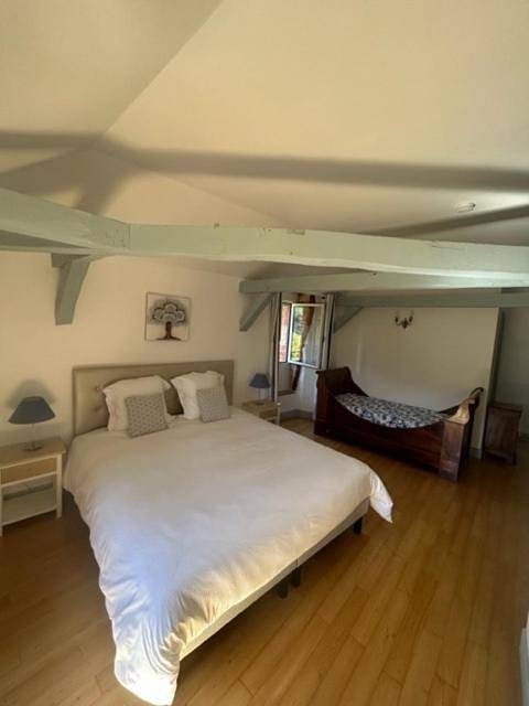 Location de vacances pour 2 personnes, avec piscine ainsi que vue et jardin à Tour-de-Faure - 4