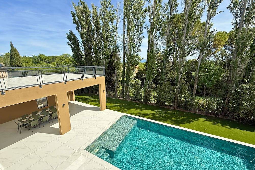 Contemporary villa for 10 guests with heated pool, gym & sauna in Sérignan-du-Comtat, Vaucluse