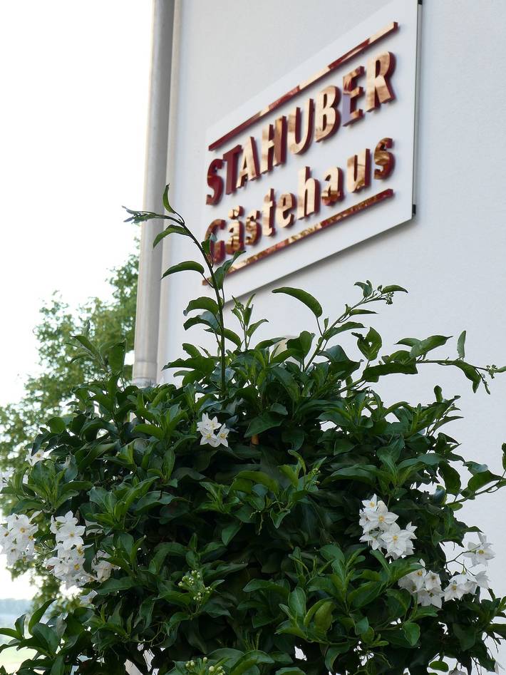 Gästehaus Stahuber - Doppelzimmer mit Ausblick in unser schönes Glonntal in Feldkirchen-Westerham, Landkreis Rosenheim