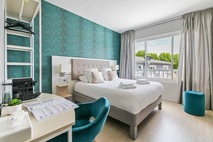 Hôtel pour 4 personnes, avec Terrasse ainsi que Jardin et Vue à Morlaàs