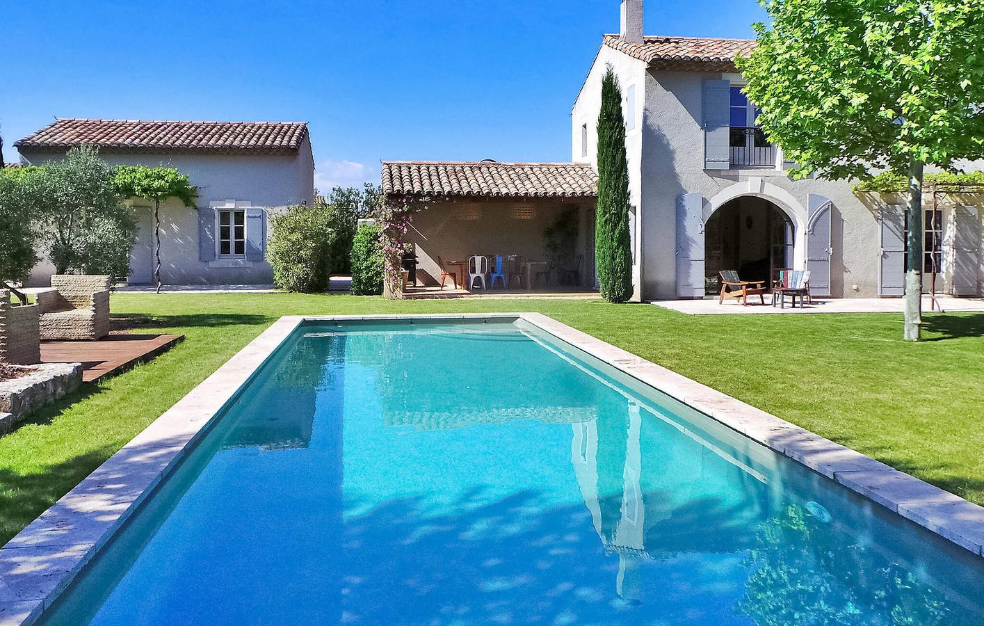 Escapade à Eygalières : Appartement spacieux avec piscine et parking in Eygalières, Région d'Arles
