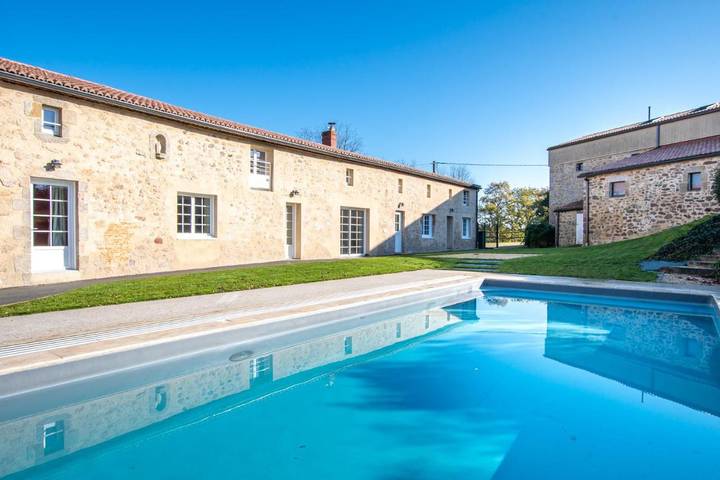 Location de vacances pour 15 personnes, avec Balcon et Terrasse ainsi que Piscine et Vue à Saint-Aubin-des-Ormeaux