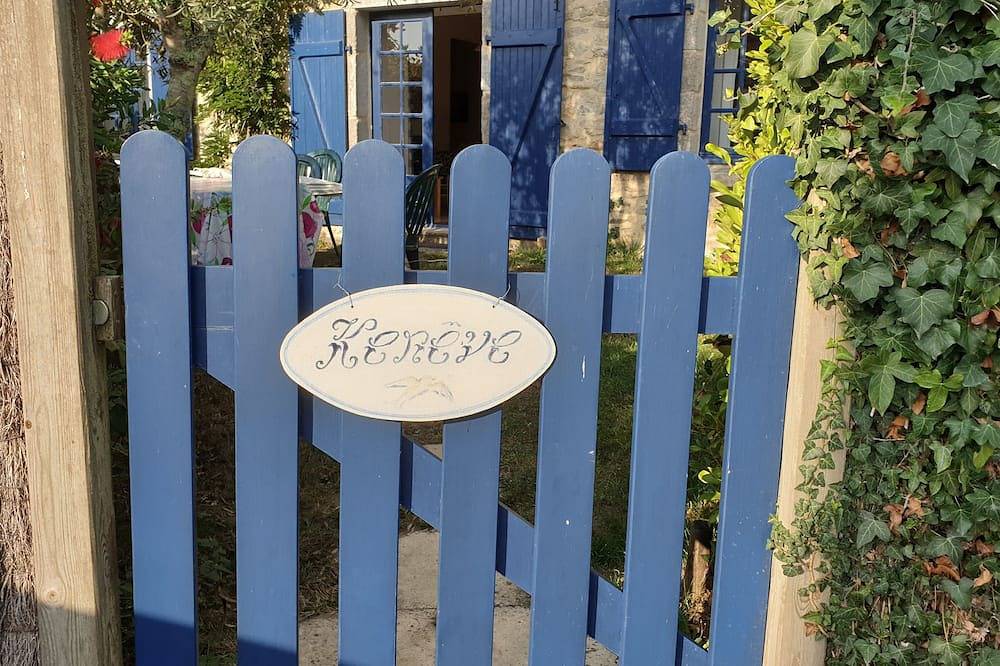 Quiet, single-storey gîte in renovated 18th-century farmhouse. in Surzur, Côte des Mégalithes