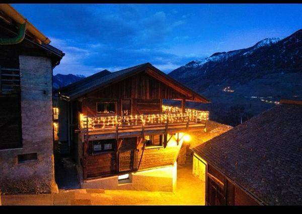 Ferienwohnung für 8 Personen, mit Balkon und Terrasse sowie Ausblick in Orsières