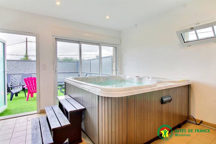 Gîte pour 15 personnes, avec jardin ainsi que jacuzzi et sauna à Ambon - 4