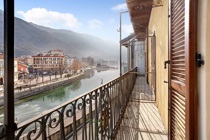 Apartamento inteiro, Apartamento 'Yellow House' com vista para o lago, varanda privada e Wi-Fi in Omegna, Lago Orta