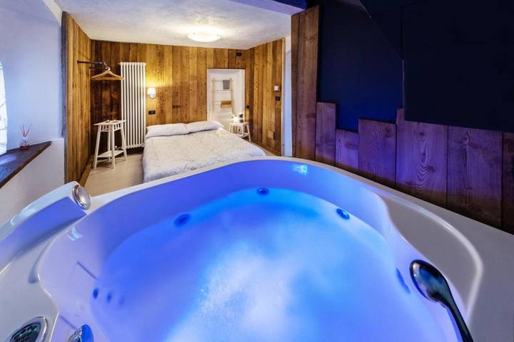 Gîte pour 7 personnes, avec sauna ainsi que terrasse et vue dans Nus