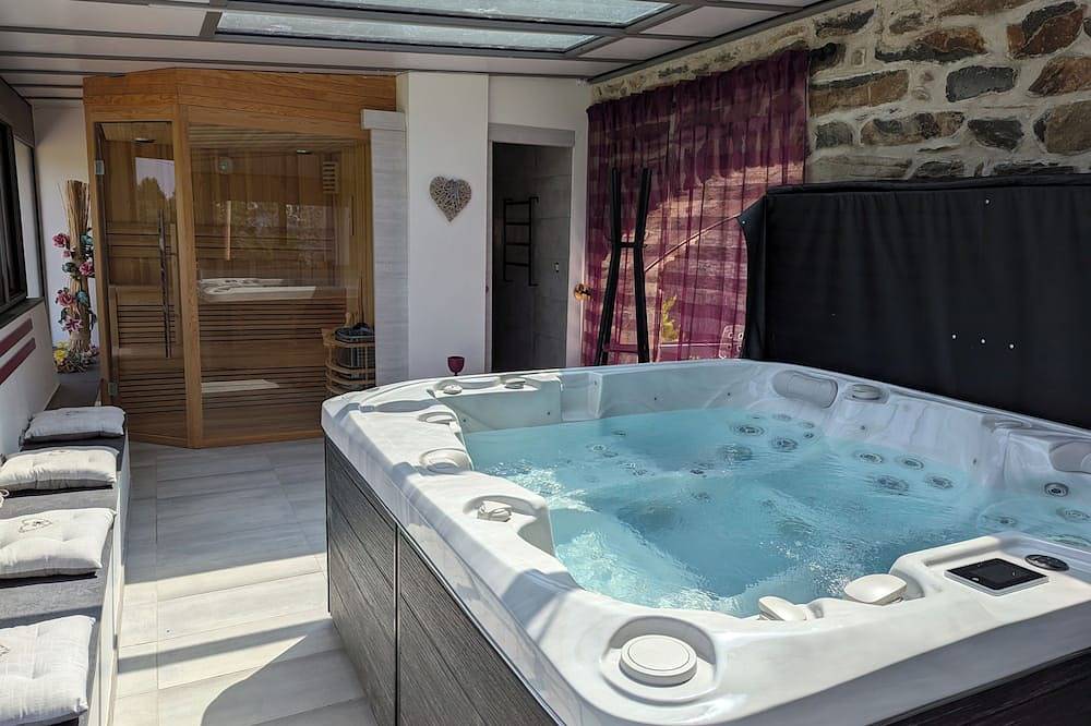 Gite Boucharin La grange de Louis**** 10 pers 5 chambres 5 douches, Spa et Sauna in Araules, Haute-Loire
