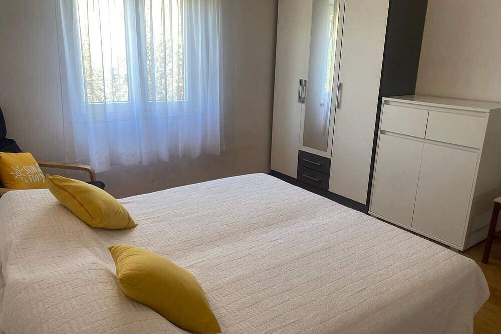 Apartmani Lulufamily accomodation in a quiet fisher village. in Rogoznica, Šibenik-Knin