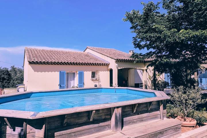 Location de vacances pour 10 personnes, avec terrasse ainsi que piscine et jardin, animaux acceptés à Le Pradet - 2