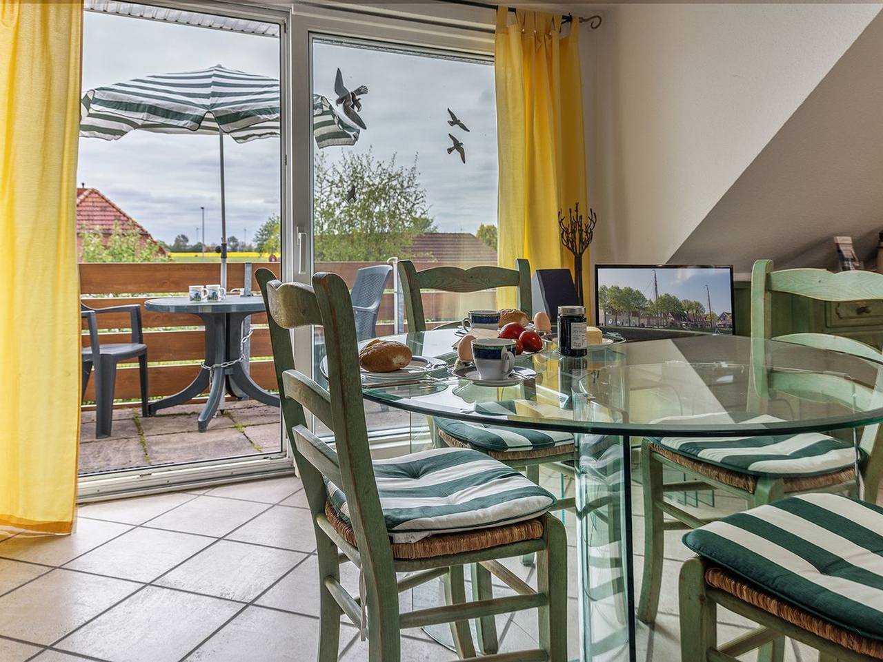 Ganze Ferienwohnung, Ferienwohnung 50031 - Abseits vom Trubel der Küstenbadeorte können Sie in dieser freundlichen Oberwohnung herrlich entspannen.Vom ausgiebigen Strandleben sind sie dennoch nur ca. 5 km getrennt. in Altfunnixsiel, Wittmund