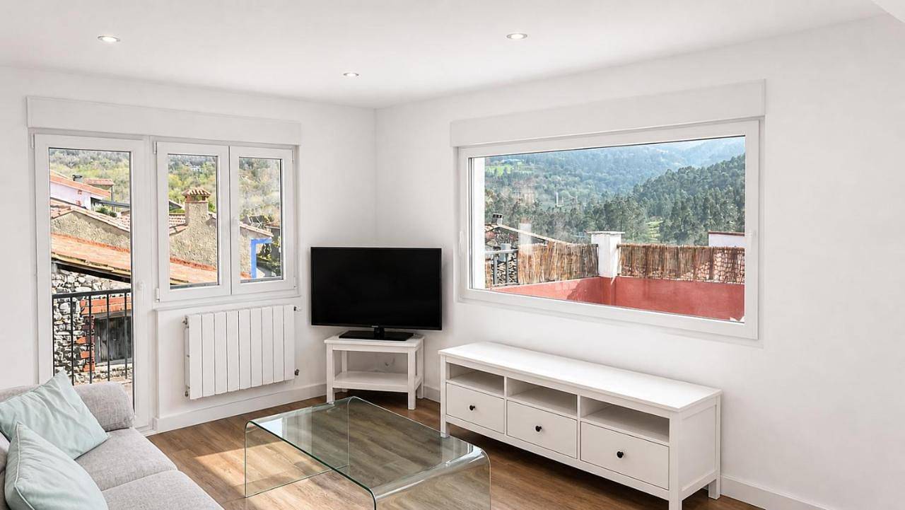 Apartamento entero, Caravia Playa La Espasa - Mar y montaña, amplia terraza in Caravia, Costa Verde