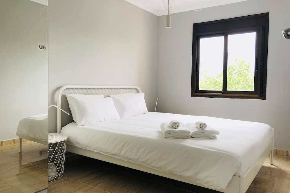 Entire apartment, Brand New, 8 Min Walk To The Beach & Free Parking! in Barcelona, Barcelonès