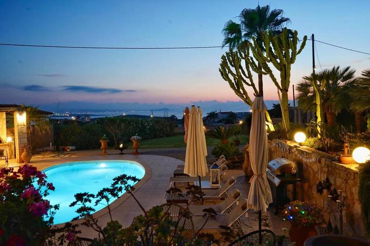 Ferienhaus für 8 Personen, mit Balkon und Whirlpool sowie Terrasse und Garten