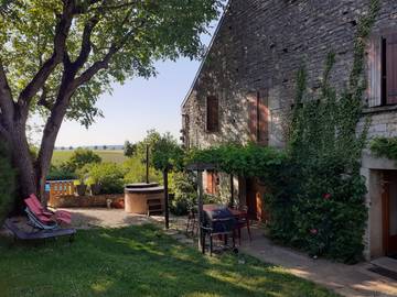 Gîte pour 6 personnes, avec jardin et terrasse ainsi que jacuzzi et piscine dans Bissey-la-Pierre