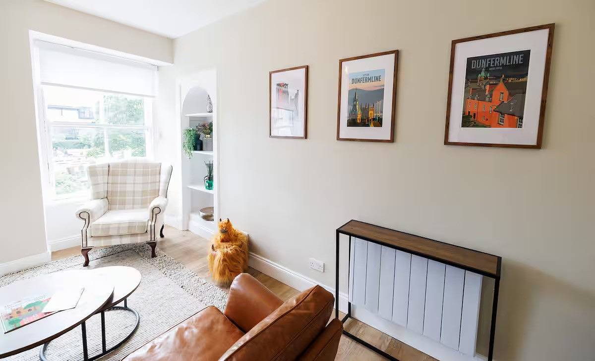 Entire holiday apartment, Stylish 2-Bed Apartment in the Heritage Quarter in Dunfermline, Fife region