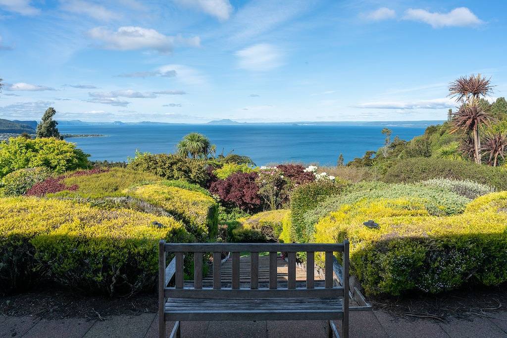 Luxury lodge with expansive views of Lake Taupo - private and quiet. in Taupo District
