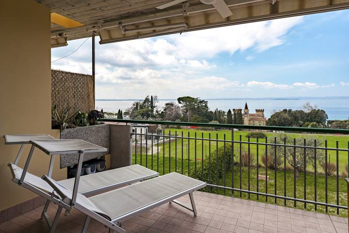Ferienwohnung für 4 Personen, mit Seeblick und Balkon in Lazise