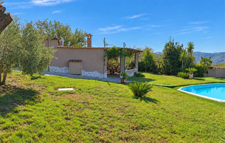 Accogliente appartamento con piscina, giardino e parcheggio ad Avella in Avella, Provincia d'Avellino