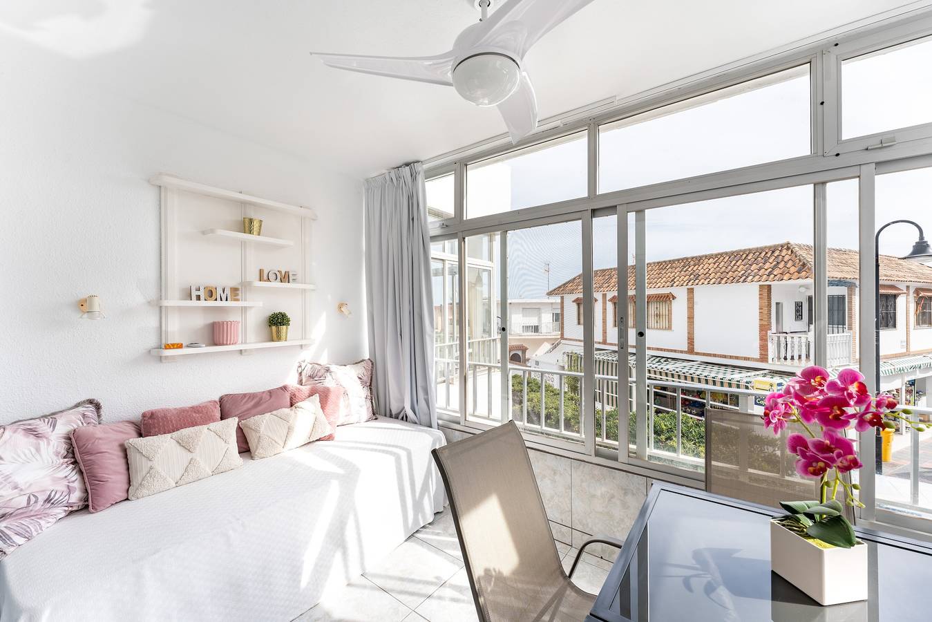 Entire studio, Studio Apartment 'Butiplaya Frontline Beach' with Sea View, Wi-Fi and Air Conditioning in La Cala de Mijas, Mijas
