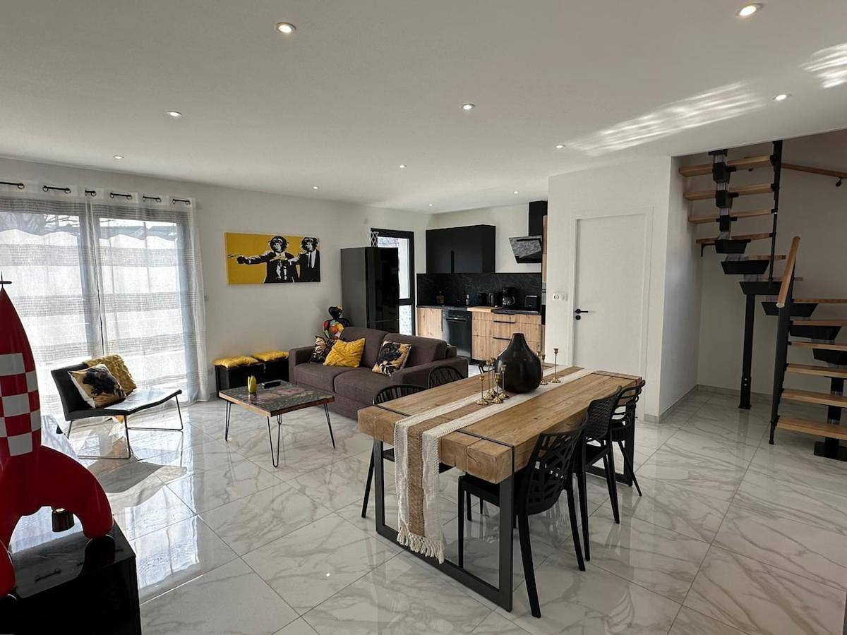 Appartement entier, Le Refuge du Léman, Duplex neuf de 80m 2, à 10 minutes de Geneve pour 1 à 6 personnes in Douvaine, Région de Thonon-les-Bains