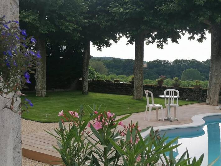 Gîte pour 4 personnes, avec vue et terrasse ainsi que piscine et jardin à Albas