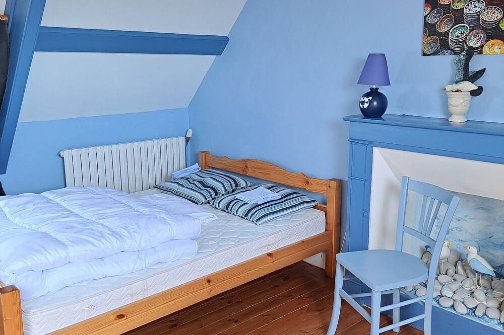 Family vacation home by the sea, small pets welcome in Camaret-sur-Mer, Châteaulin region