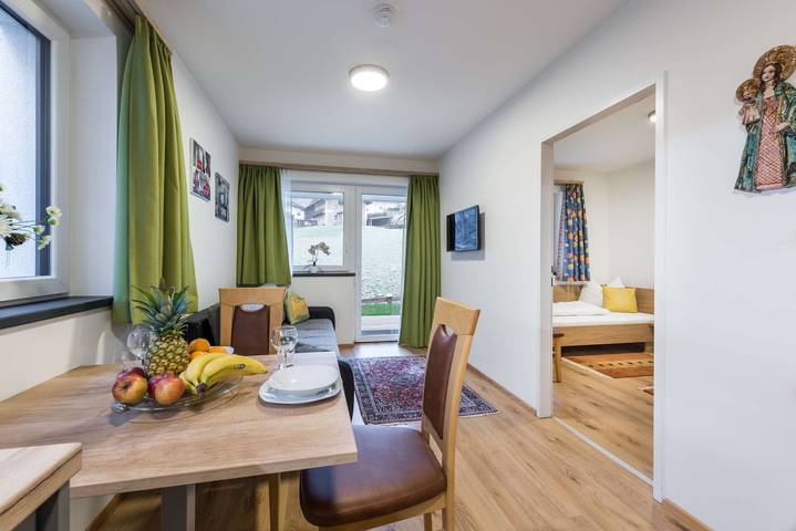 Ganze Wohnung, Ferienwohnung Unterlechner - Apt 1" mit Bergblick, privater Terrasse und Wlan in Vomp, Bezirk Schwaz