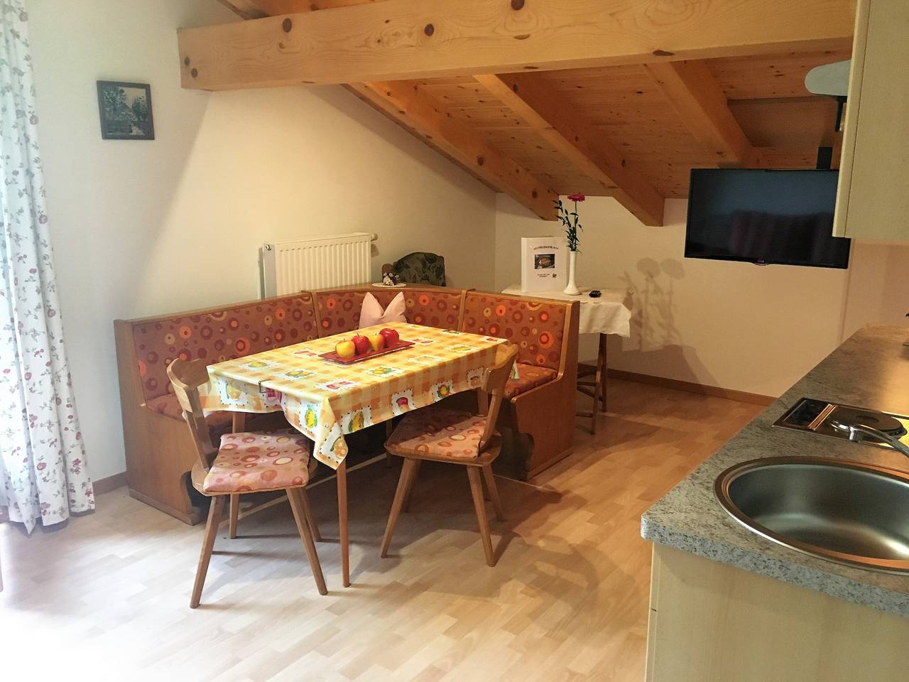 Ganze Wohnung, Apartment 'Nunnenmayr C' mit Bergblick, Gemeinschaftsgarten und Wlan in Dorf Tirol, Texelgruppe