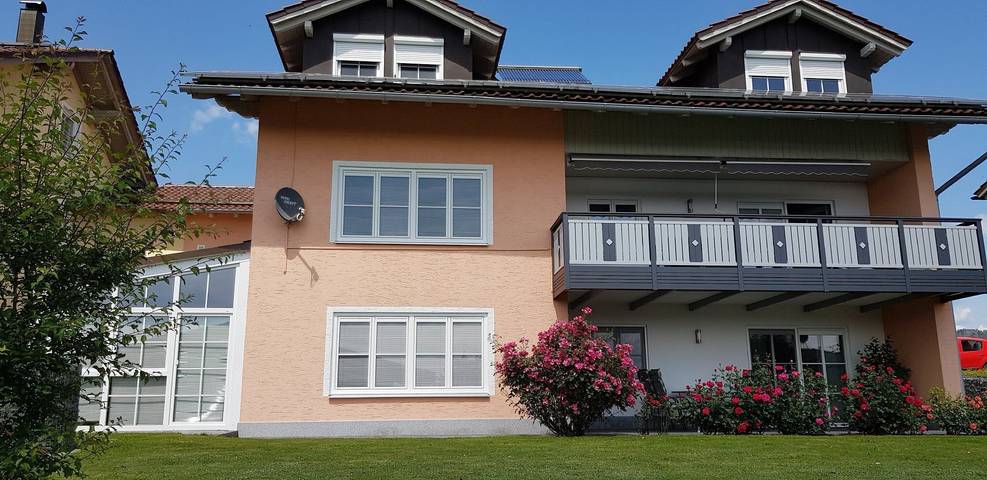 Appartement entier, Appartement de vacances "Breit - Kirchdorf" avec vue sur montagne, terrasse privée et Wi-Fi in Kirchdorf im Wald, Bavière Orientale