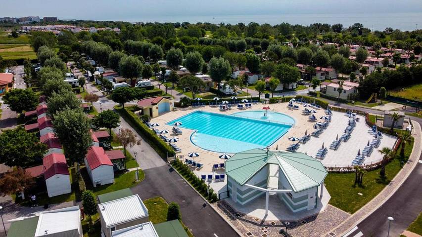 Camping für 4 Personen, mit Terrasse und Pool in Caorle - 2