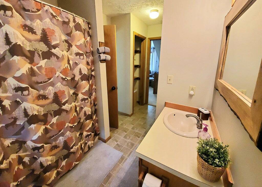 Erstklassiges 4-Jahreszeiten-Ferienhaus in geschlossener Wohnanlage mit unzähligen Resorteinrichtungen in Saw Creek, Monroe County (PA)