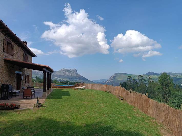Apartamento para 9 personas, con Terraza y Jardín además de Piscina y Vistas en Soba