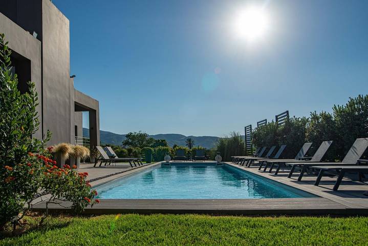 Villa for 14 personer, med badebasseng og hage i tillegg til balkong i Platanias Kommune