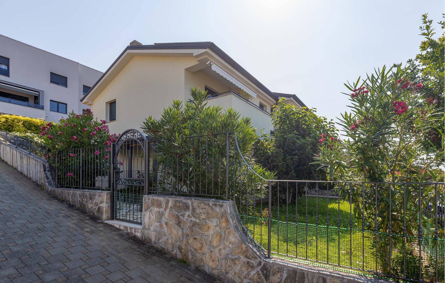 Geheel vakantieappartement, Charmant appartement met terras, parkeerplaats en wifi, op 600 meter van de kust in Vrh Martinscice, Primorje-Gorski Kotar