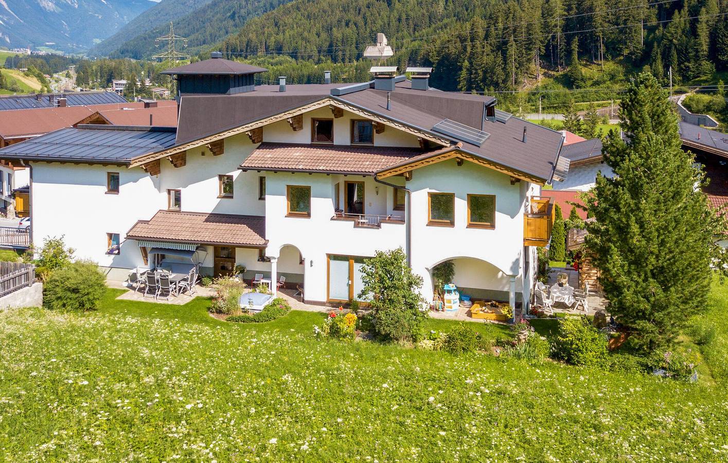 Ganze Ferienwohnung, Appartement mit Bergblick, Parkplatz und Terrasse in Sankt Anton am Arlberg, Arlberg