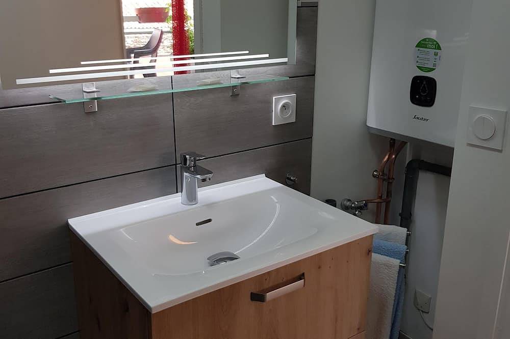 Entire apartment, Luxury studio with terrace 2 steps from the city center. in Le Puy-en-Velay, Haute-Loire