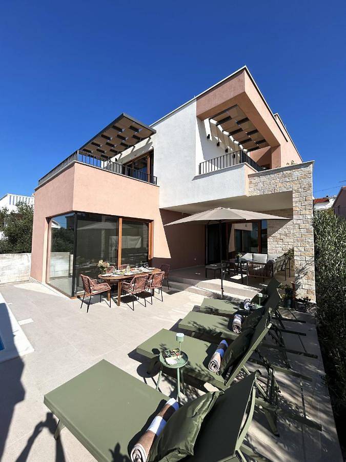 Villa pour 6 personnes, avec jardin à Brodarica