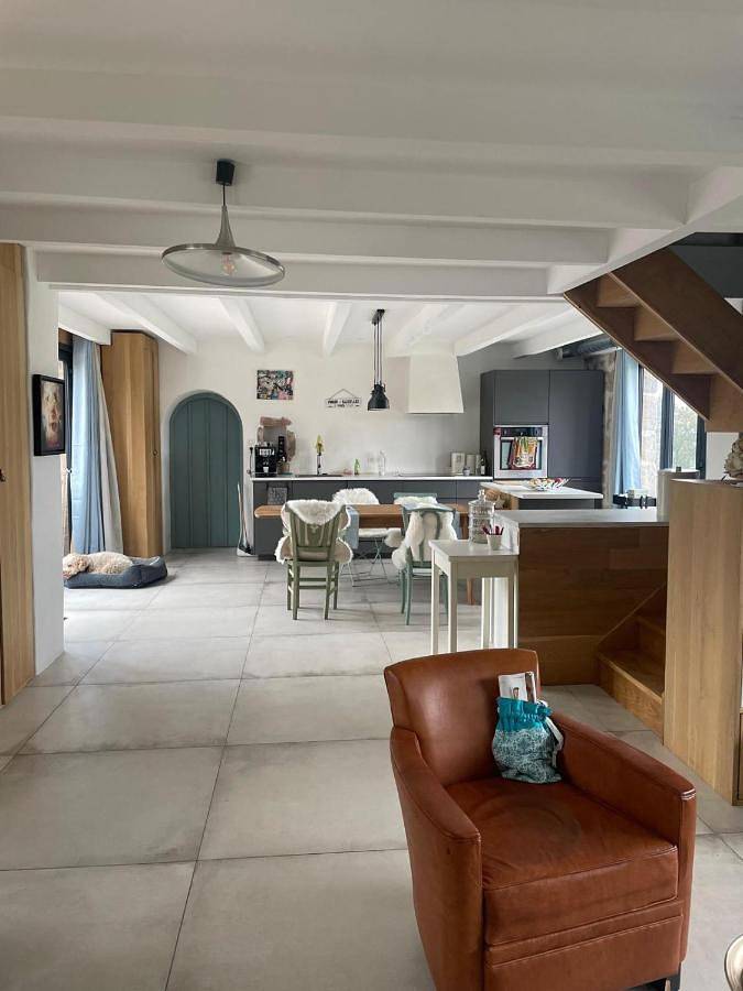 Location de vacances pour 8 personnes, avec vue ainsi que terrasse et piscine, animaux acceptés à Saint-Bonnet-de-Joux - 3