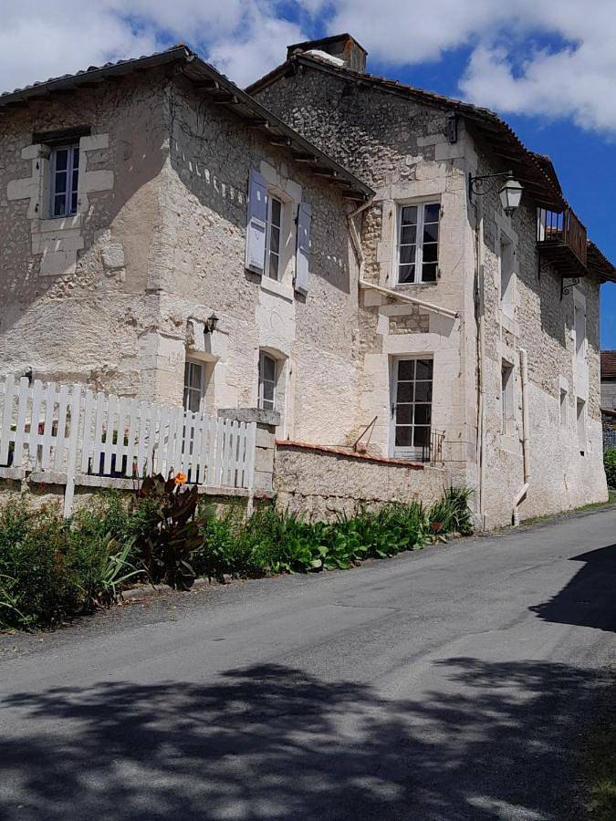Chambre d’hôte pour 2 personnes, avec jardin et piscine à Saint-Paul-Lizonne