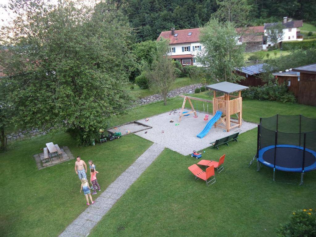 Ganze Ferienwohnung, Ferienwohnungen am Westernberg inkl. Chiemgaukarte - Ferienwohnung 6 69qm, Balk., Küche, 2 Schlafzimmer, Wohnzimmer, max 4 P., Wlan in Ruhpolding, Bayerische Alpen