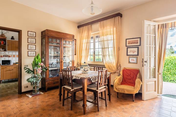 Entire apartment, Holiday Apartment 'Tea Rose House' with Terrace, Shared Garden & Wi-Fi in Capannori, Lucca Province