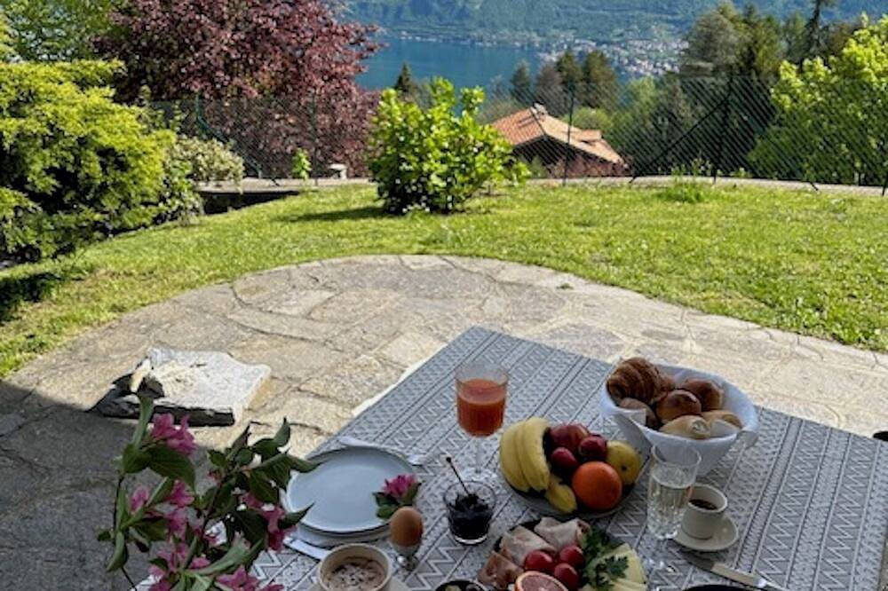 Villa D'Alba with spectacular views of the mountains and Lake Como King suite in Civenna, Comune di Bellagio