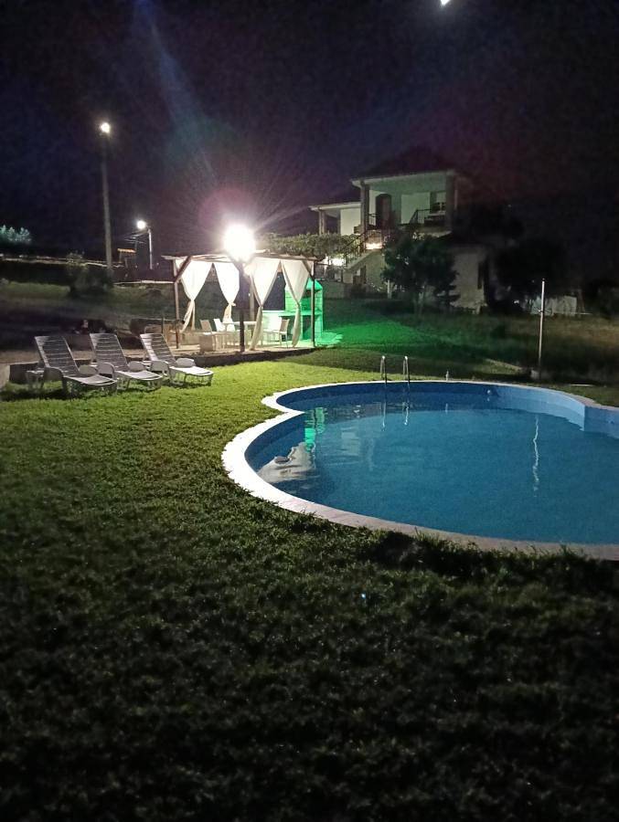 Casa para 10 personas, con jardín además de vistas y piscina en Comarca de Orense