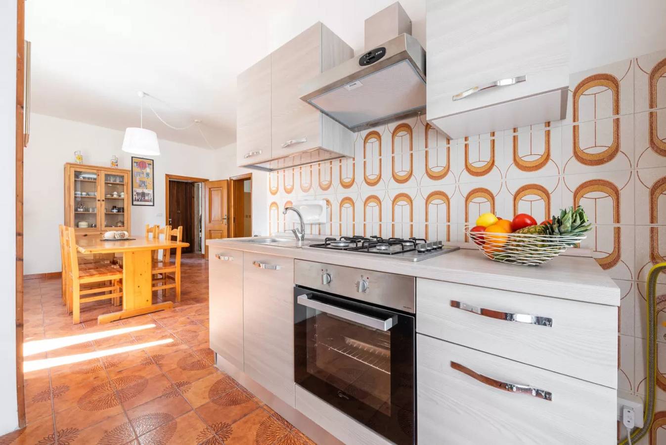 Geheel appartement, Large seaside apartment with patio in Lu Bagnu, Castelsardo