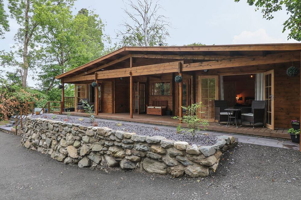 Bryn Derwen Lodge, pet friendly, luxury holiday cottage in Bethesda in Snowdonia