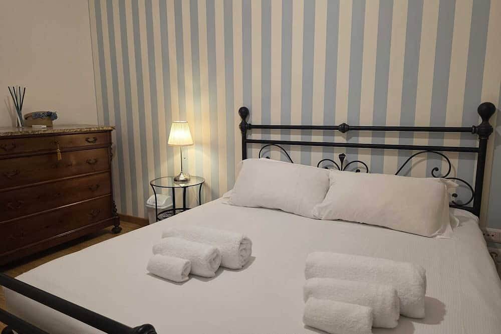 Entire apartment, Mr House - Three Bedroom Apartment, Sleeps 5 in Rome, Rome Province