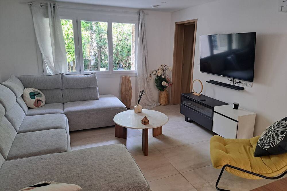 Appartement entier, Magnifique appartement 2 chambres espaces extérieurs 50m2 in La Crau, Côte méditerranéenne (France)